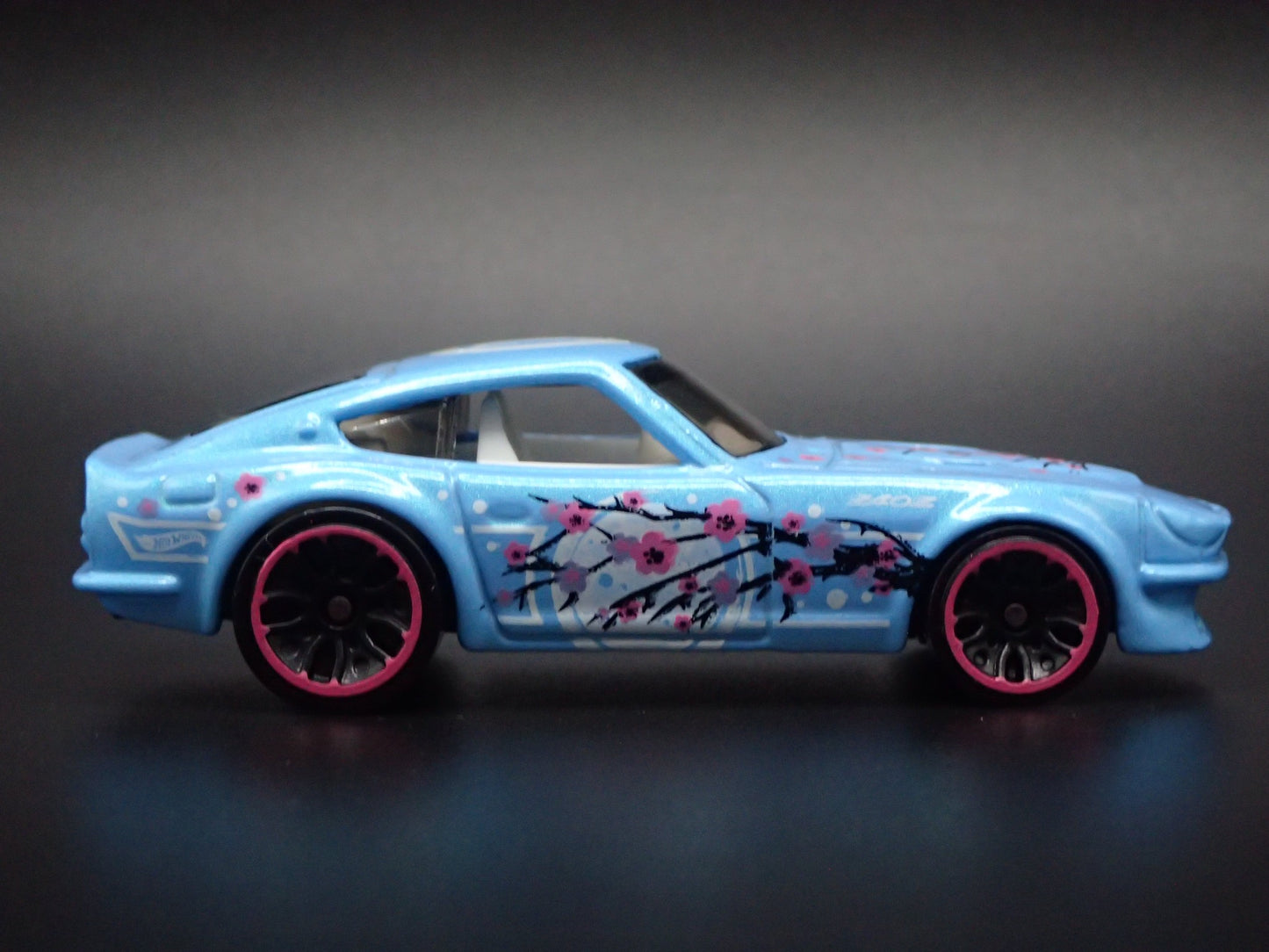 1970-1973 DATSUN 240Z JDM RARE 1:64 SCALE COLLECTIBLE DIORAMA DIECAST MODEL CAR