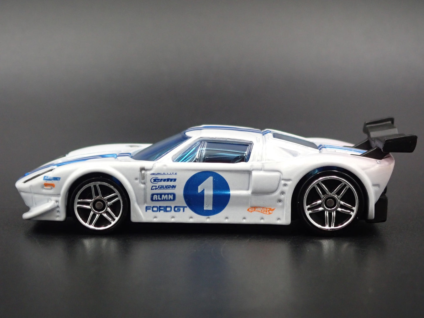 2005-2006 FORD GT LM WHITE 1:64 SCALE COLLECTIBLE DIORAMA DIECAST MODEL CAR