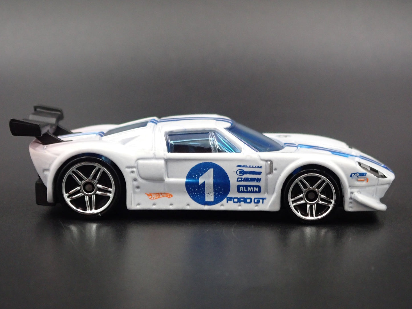2005-2006 FORD GT LM WHITE 1:64 SCALE COLLECTIBLE DIORAMA DIECAST MODEL CAR