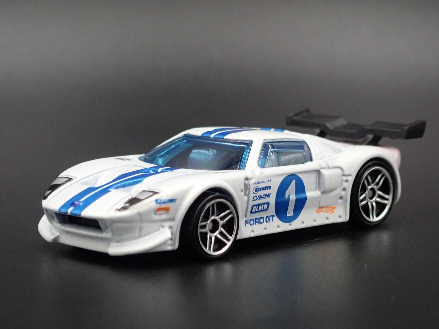 2005-2006 FORD GT LM WHITE 1:64 SCALE COLLECTIBLE DIORAMA DIECAST MODEL CAR