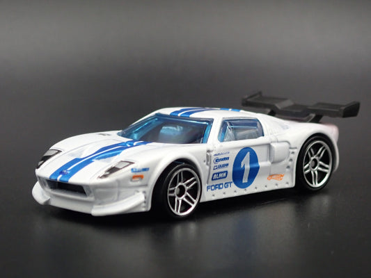 2005-2006 FORD GT LM WHITE 1:64 SCALE COLLECTIBLE DIORAMA DIECAST MODEL CAR