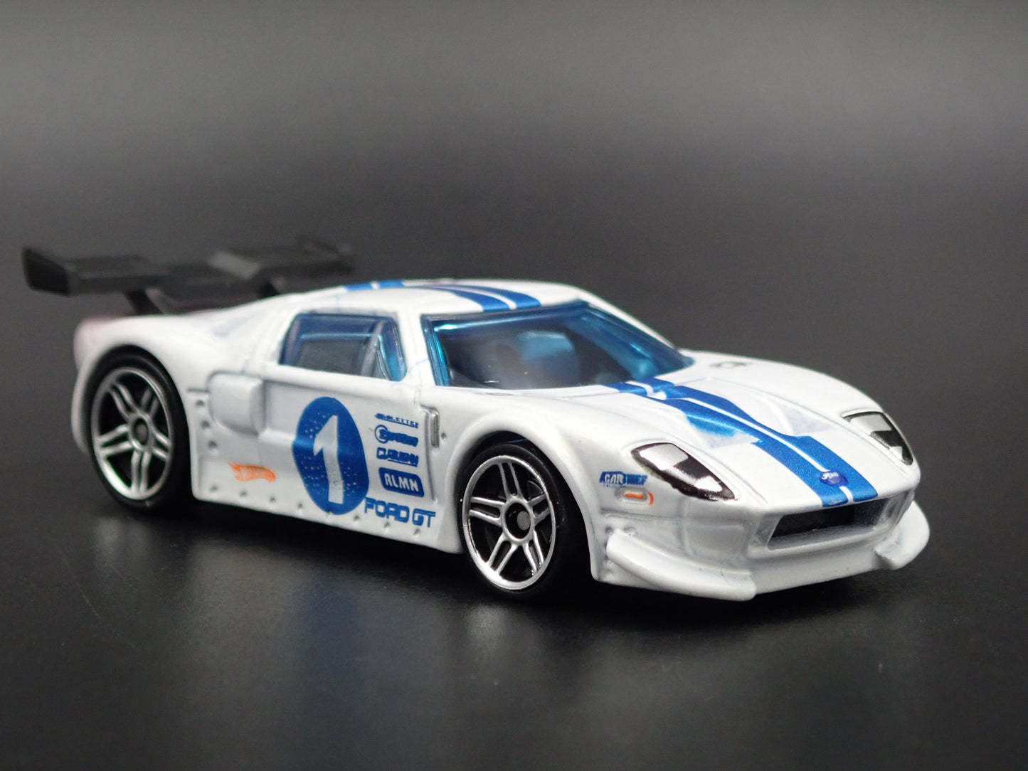2005-2006 FORD GT LM WHITE 1:64 SCALE COLLECTIBLE DIORAMA DIECAST MODEL CAR