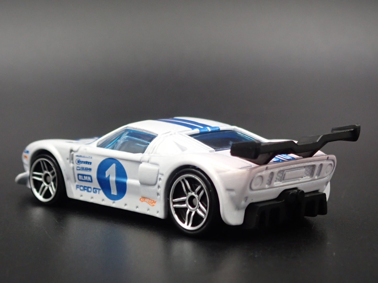 2005-2006 FORD GT LM WHITE 1:64 SCALE COLLECTIBLE DIORAMA DIECAST MODEL CAR