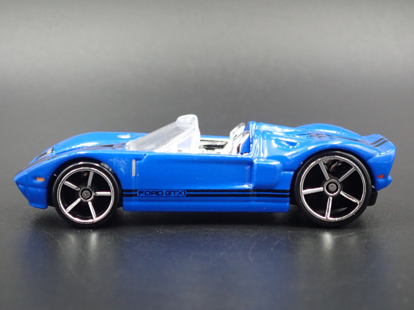 2005 05 FORD GTX1 CONCEPT CAR 1:64 SCALE COLLECTIBLE DIORAMA DIECAST MODEL CAR