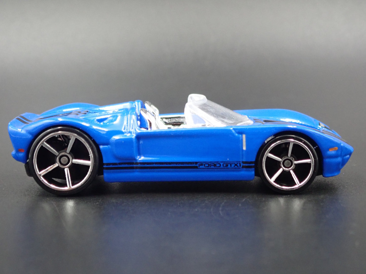 2005 05 FORD GTX1 CONCEPT CAR 1:64 SCALE COLLECTIBLE DIORAMA DIECAST MODEL CAR