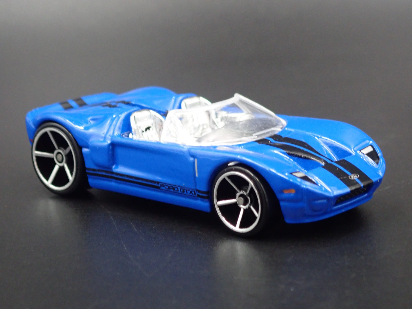 2005 05 FORD GTX1 CONCEPT CAR 1:64 SCALE COLLECTIBLE DIORAMA DIECAST MODEL CAR