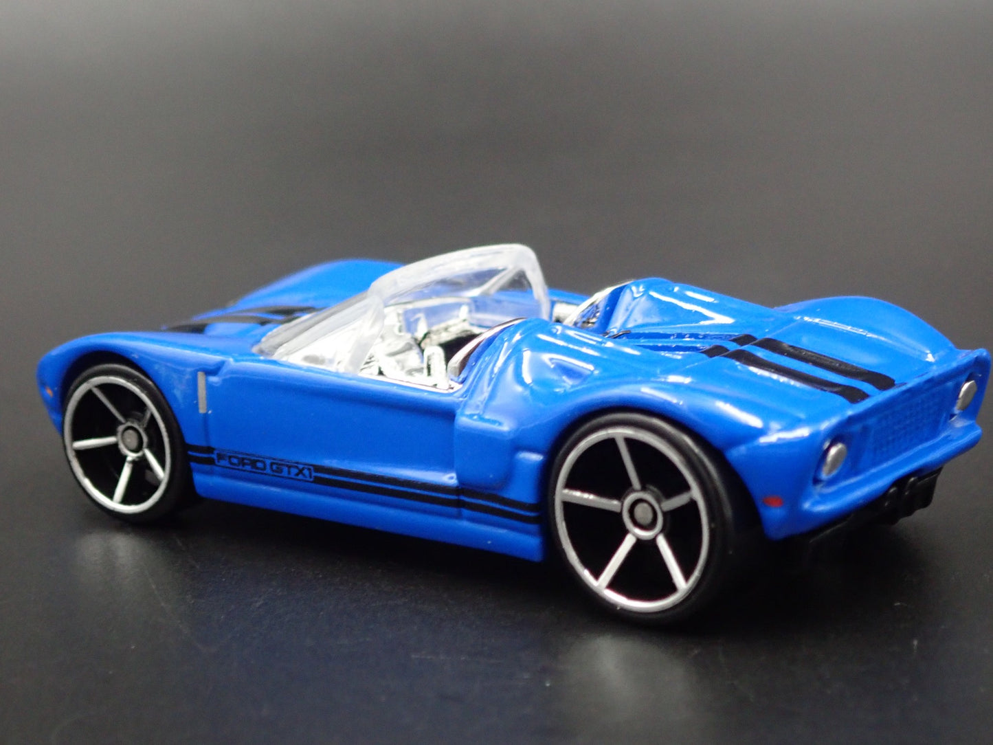 2005 05 FORD GTX1 CONCEPT CAR 1:64 SCALE COLLECTIBLE DIORAMA DIECAST MODEL CAR