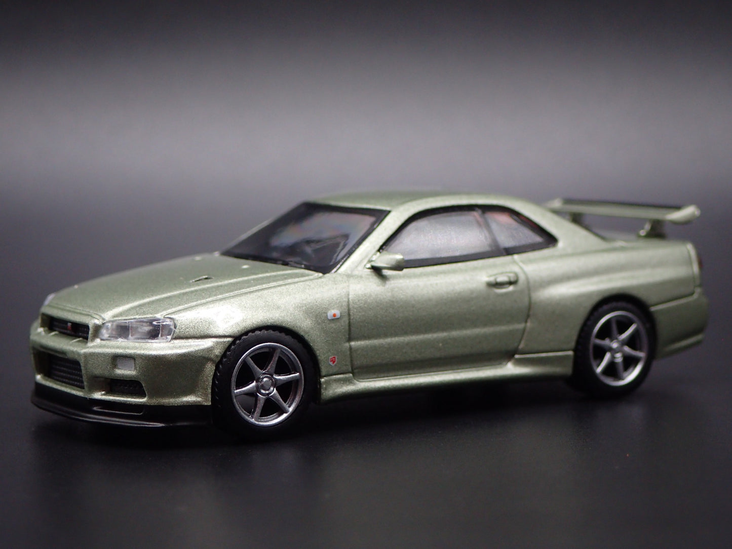 1999-2002 NISSAN SKYLINE GTR R34 VSPEC II 1:64 SCALE DIORAMA DIECAST MODEL CAR