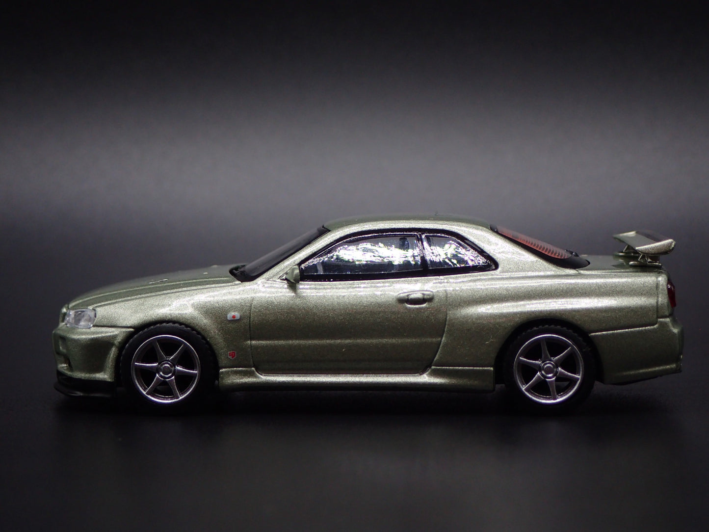 1999-2002 NISSAN SKYLINE GTR R34 VSPEC II 1:64 SCALE DIORAMA DIECAST MODEL CAR