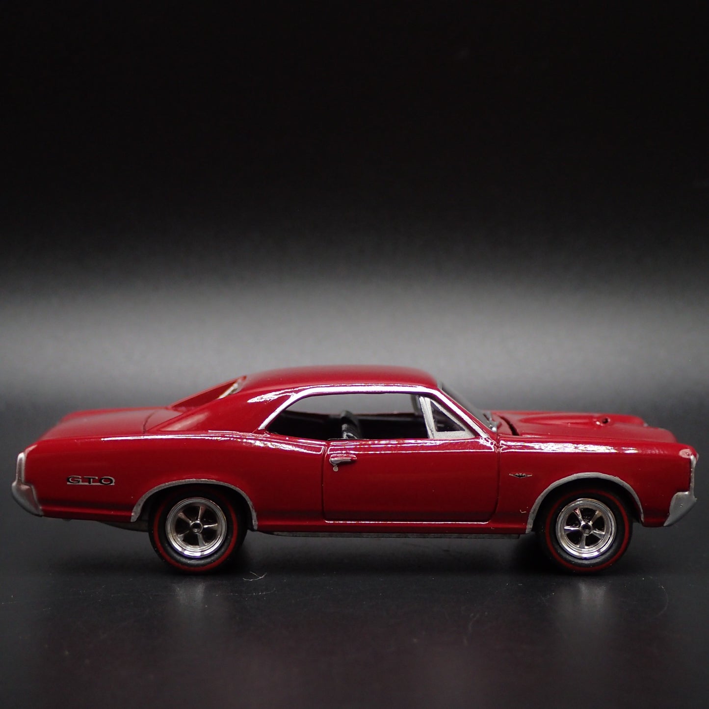 1966 66 PONTIAC GTO MUSCLE CAR 1/64 SCALE COLLECTIBLE DIORAMA DIECAST MODEL CAR