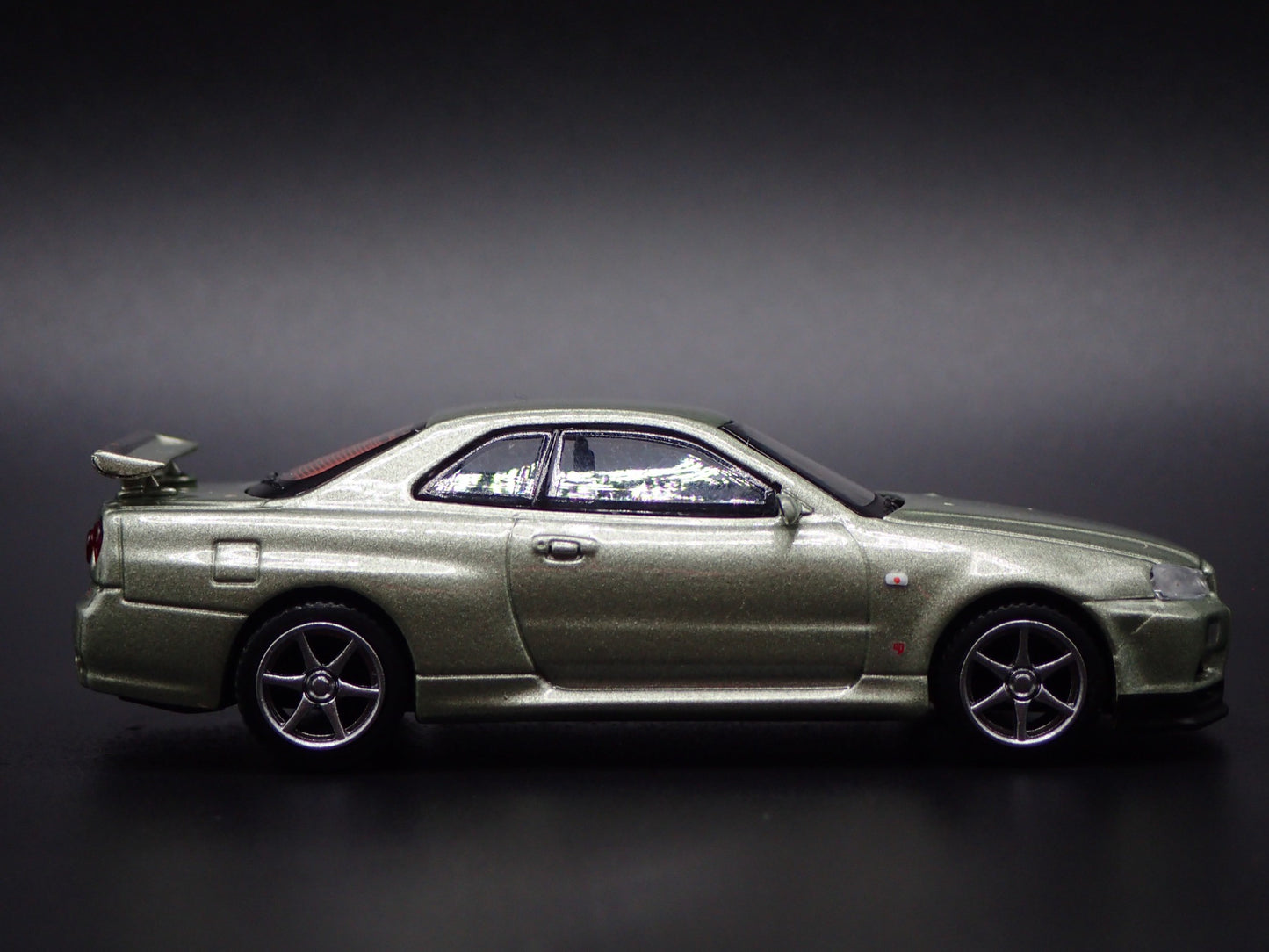 1999-2002 NISSAN SKYLINE GTR R34 VSPEC II 1:64 SCALE DIORAMA DIECAST MODEL CAR