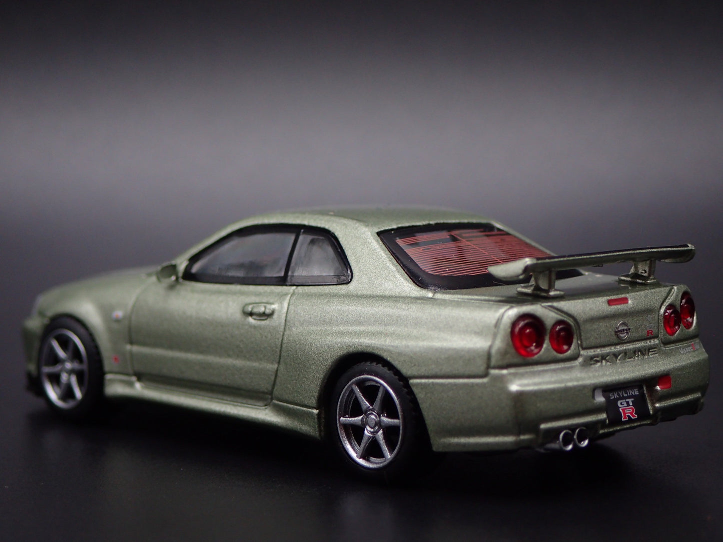 1999-2002 NISSAN SKYLINE GTR R34 VSPEC II 1:64 SCALE DIORAMA DIECAST MODEL CAR