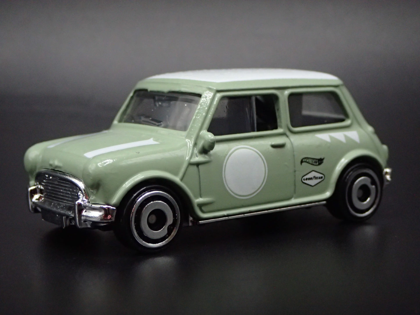 1969-1976 MINI COOPER S GREEN 1:64 SCALE COLLECTIBLE DIORAMA DIECAST MODEL CAR