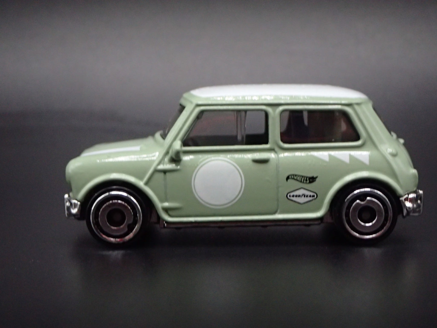 1969-1976 MINI COOPER S GREEN 1:64 SCALE COLLECTIBLE DIORAMA DIECAST MODEL CAR
