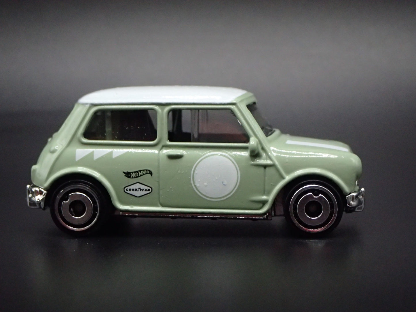 1969-1976 MINI COOPER S GREEN 1:64 SCALE COLLECTIBLE DIORAMA DIECAST MODEL CAR