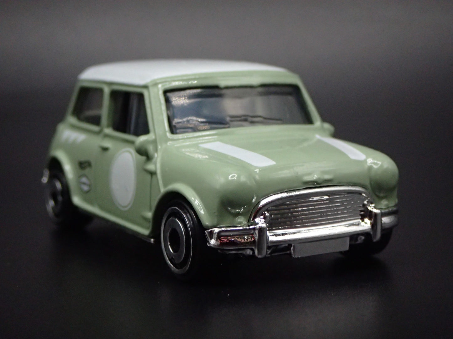 1969-1976 MINI COOPER S GREEN 1:64 SCALE COLLECTIBLE DIORAMA DIECAST MODEL CAR