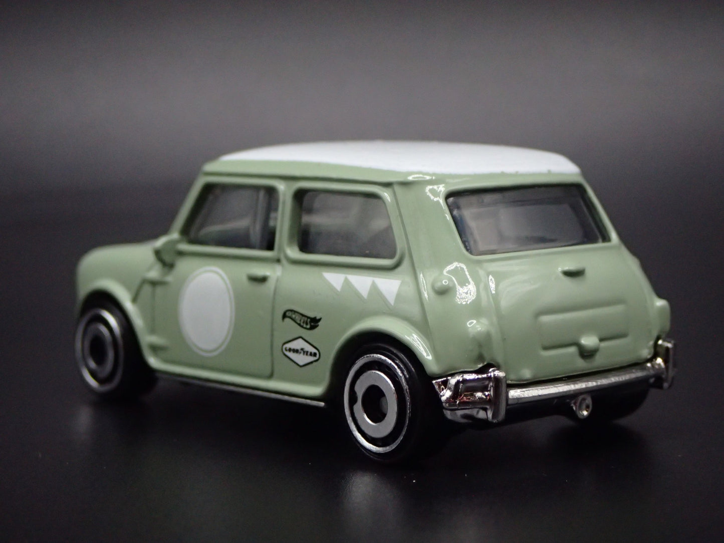1969-1976 MINI COOPER S GREEN 1:64 SCALE COLLECTIBLE DIORAMA DIECAST MODEL CAR