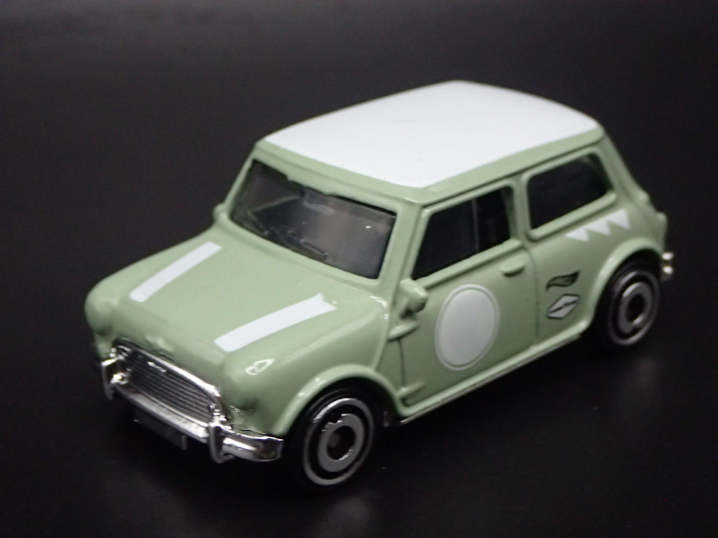 1969-1976 MINI COOPER S GREEN 1:64 SCALE COLLECTIBLE DIORAMA DIECAST MODEL CAR