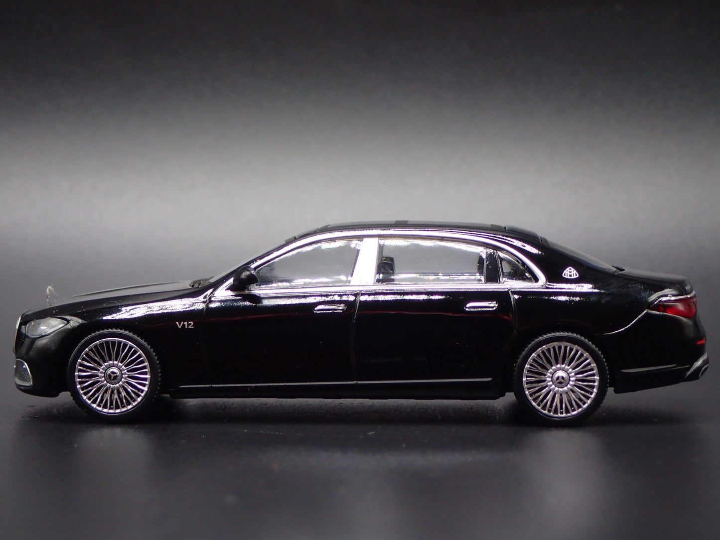 2021-2025 MERCEDES MAYBACH S 680 BLACK 1:64 SCALE DIORAMA DIECAST MODEL CAR