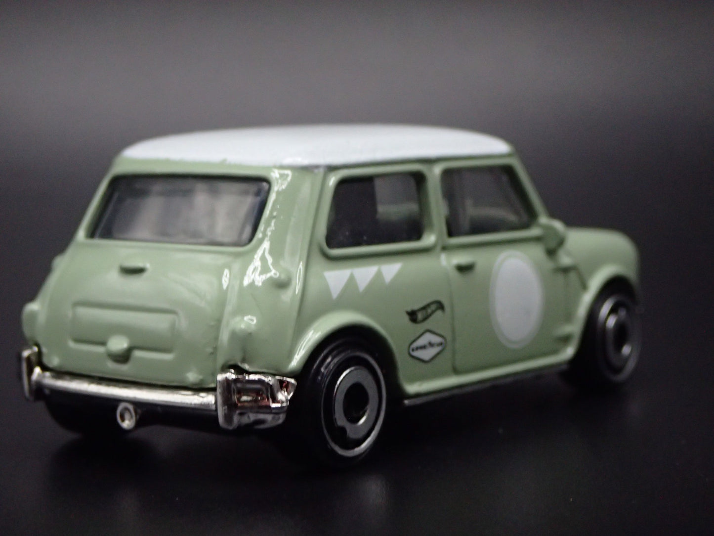 1969-1976 MINI COOPER S GREEN 1:64 SCALE COLLECTIBLE DIORAMA DIECAST MODEL CAR
