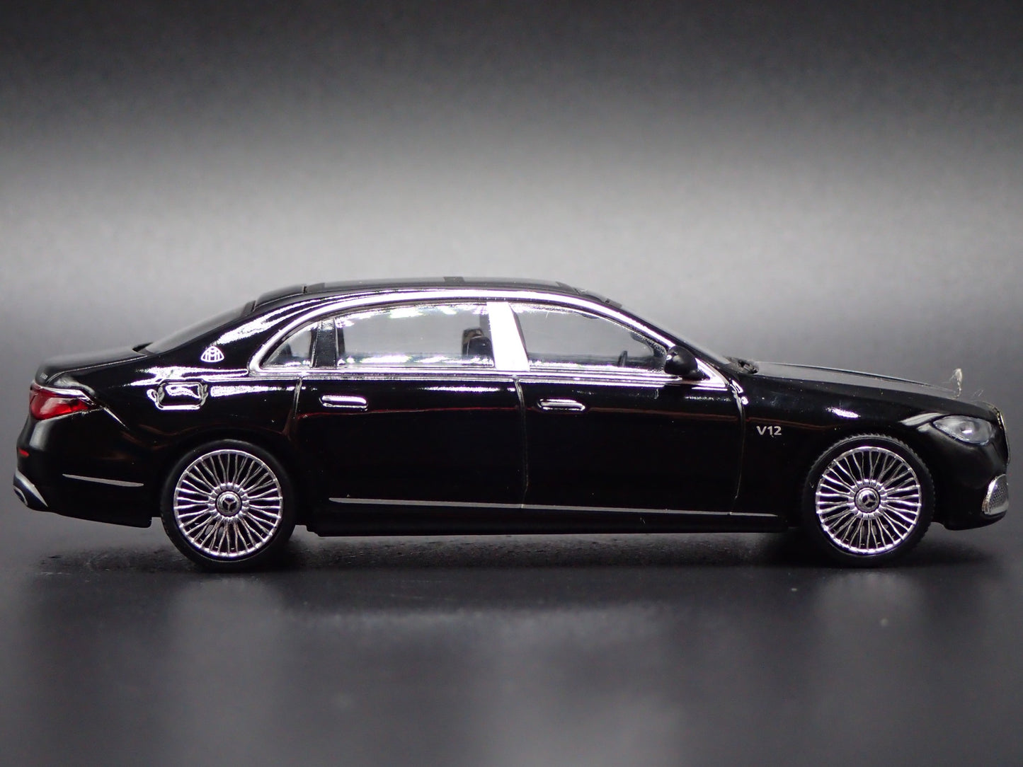 2021-2025 MERCEDES MAYBACH S 680 BLACK 1:64 SCALE DIORAMA DIECAST MODEL CAR