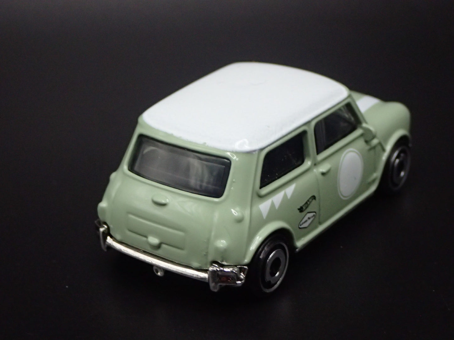 1969-1976 MINI COOPER S GREEN 1:64 SCALE COLLECTIBLE DIORAMA DIECAST MODEL CAR