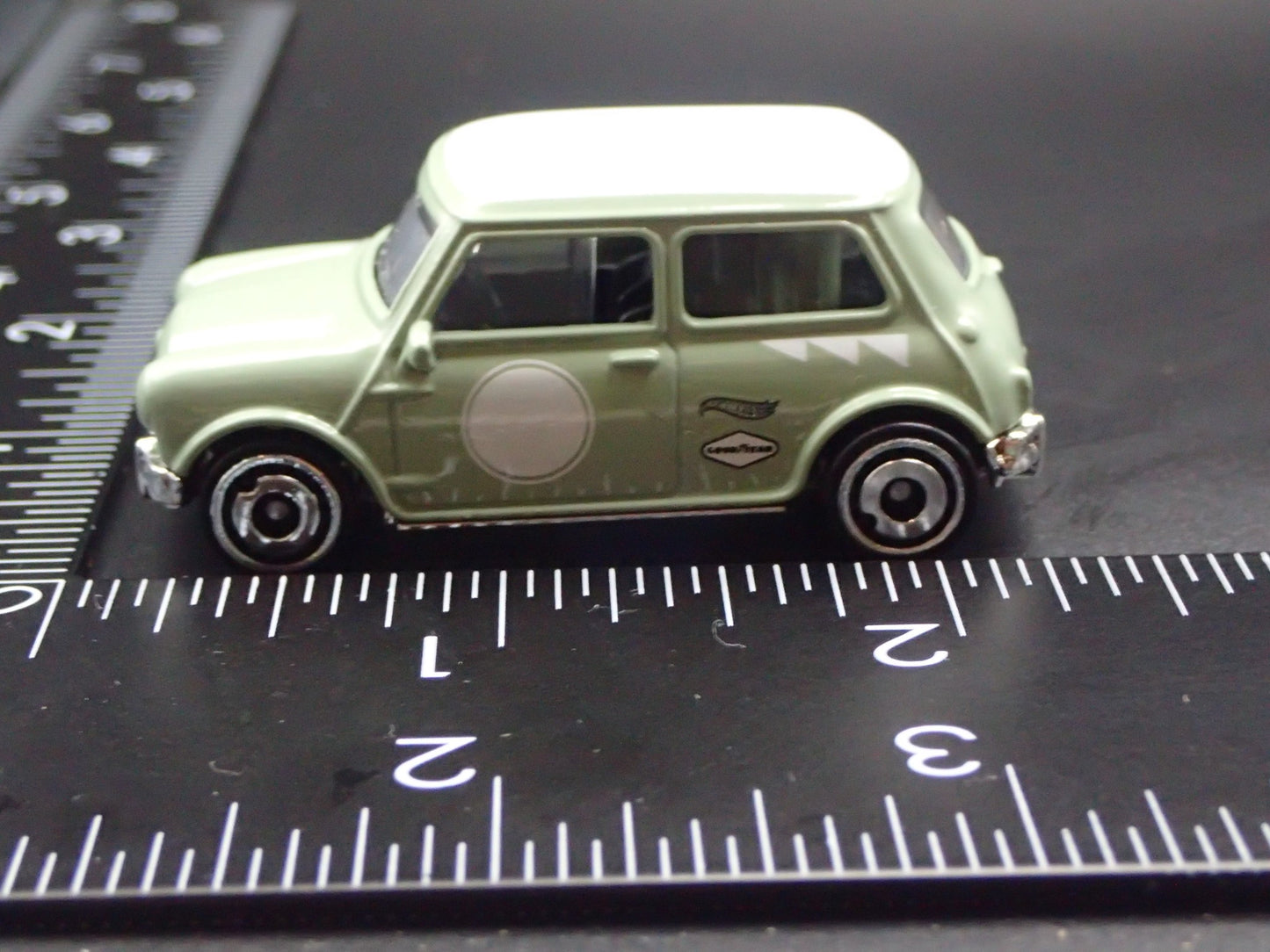 1969-1976 MINI COOPER S GREEN 1:64 SCALE COLLECTIBLE DIORAMA DIECAST MODEL CAR