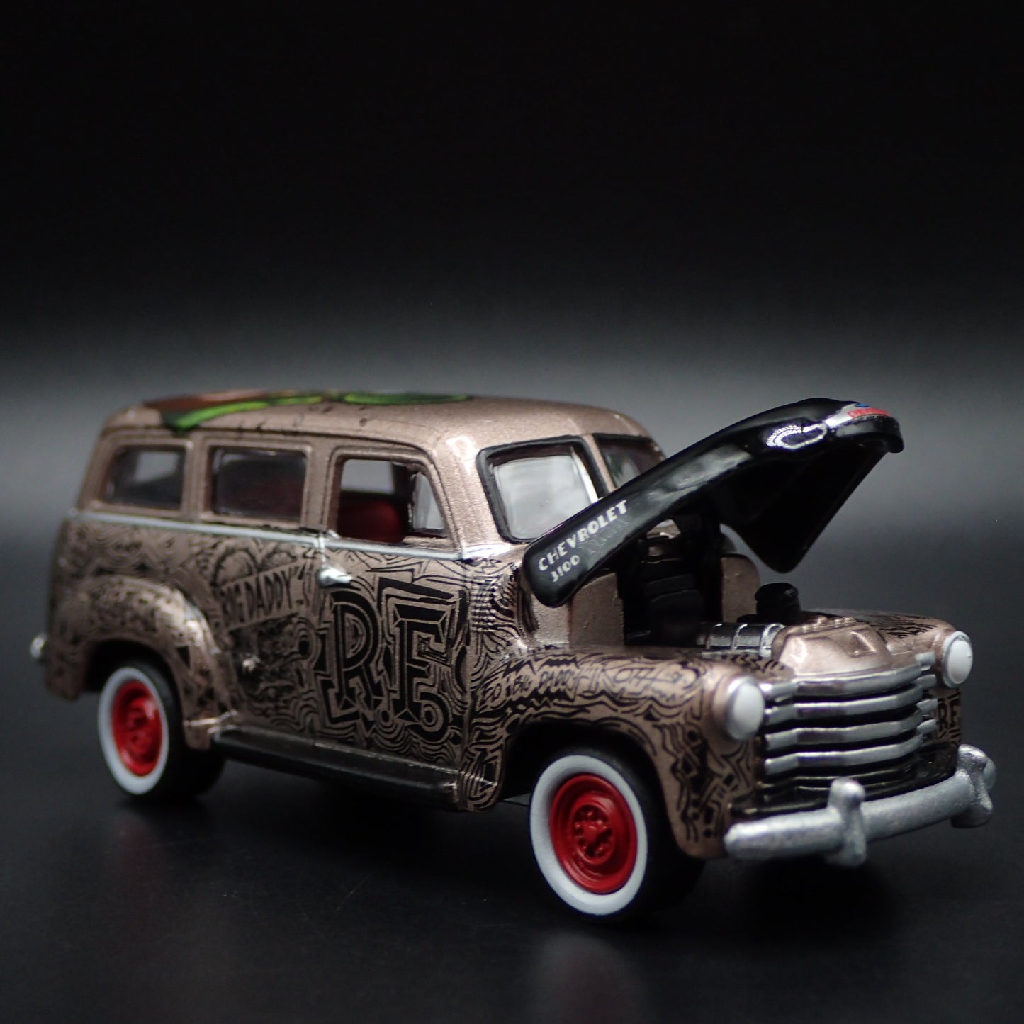 1950 50 CHEVY CHEVROLET SUBURBAN RAT FINK 1:64 SCALE DIORAMA DIECAST MODEL CAR