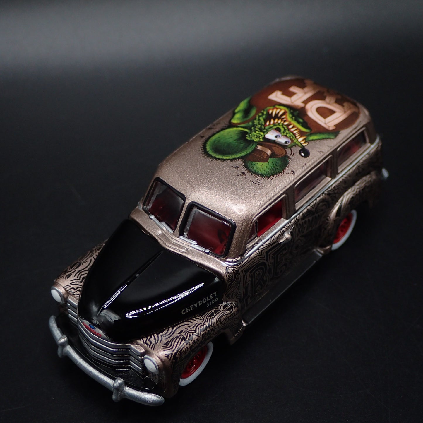 1950 50 CHEVY CHEVROLET SUBURBAN RAT FINK 1:64 SCALE DIORAMA DIECAST MODEL CAR