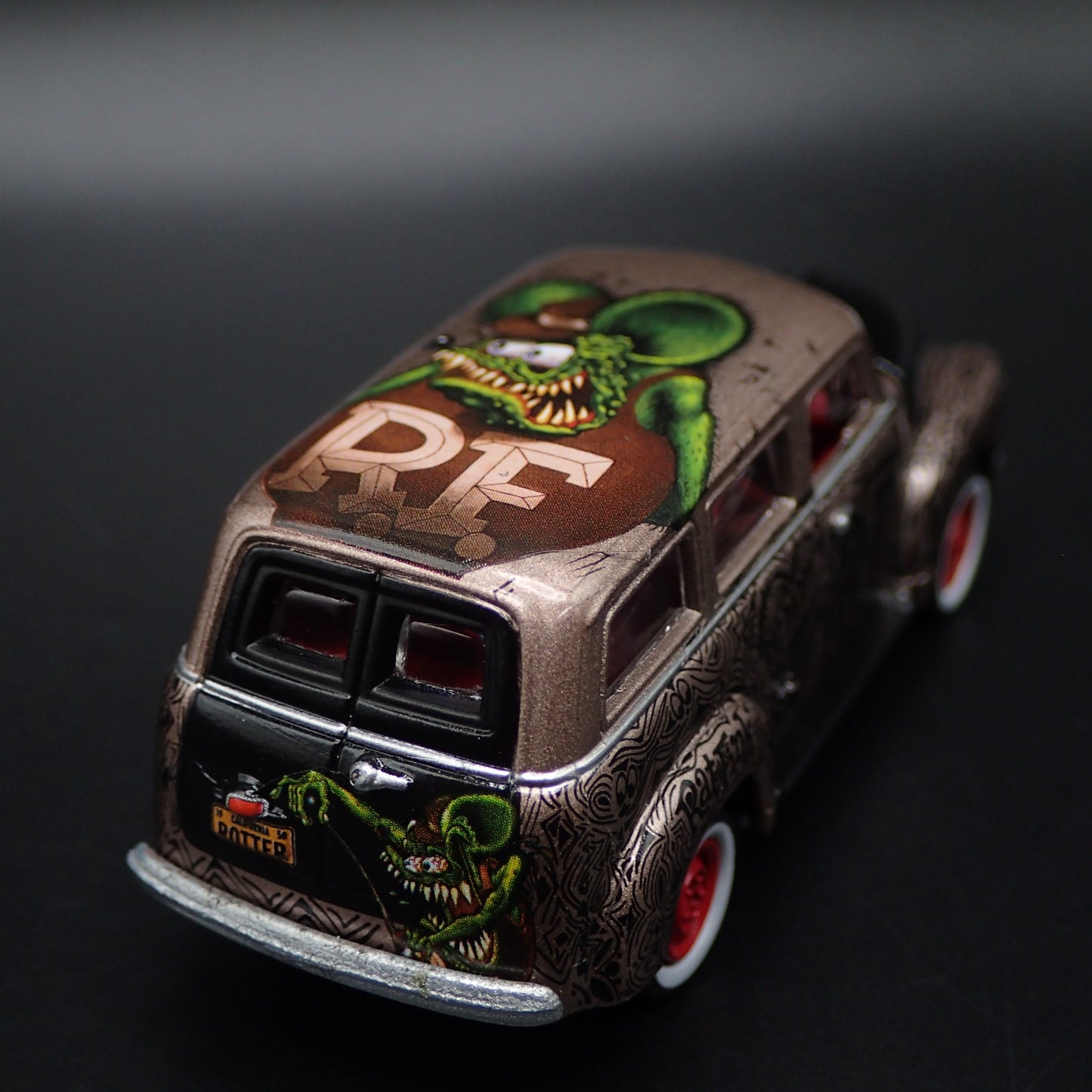 1950 50 CHEVY CHEVROLET SUBURBAN RAT FINK 1:64 SCALE DIORAMA DIECAST MODEL CAR