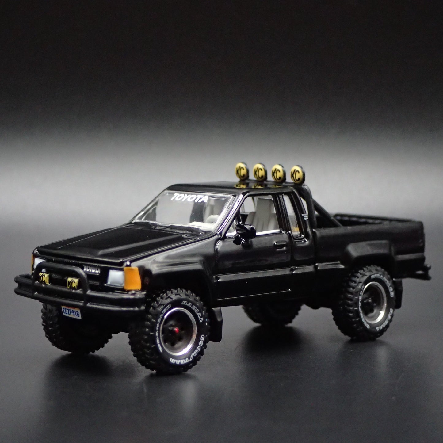 1985 85 TOYOTA SR5 PICKUP TRUCK 1/64 SCALE COLLECTIBLE DIORAMA DIECAST MODEL CAR