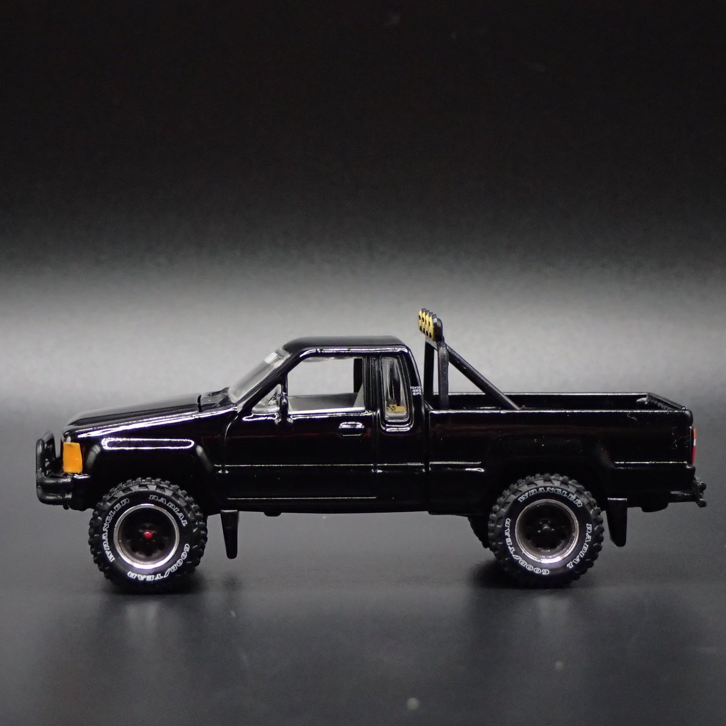 1985 85 TOYOTA SR5 PICKUP TRUCK BACK TO THE FUTURE 1/64 SCALE DIECAST MODEL CAR