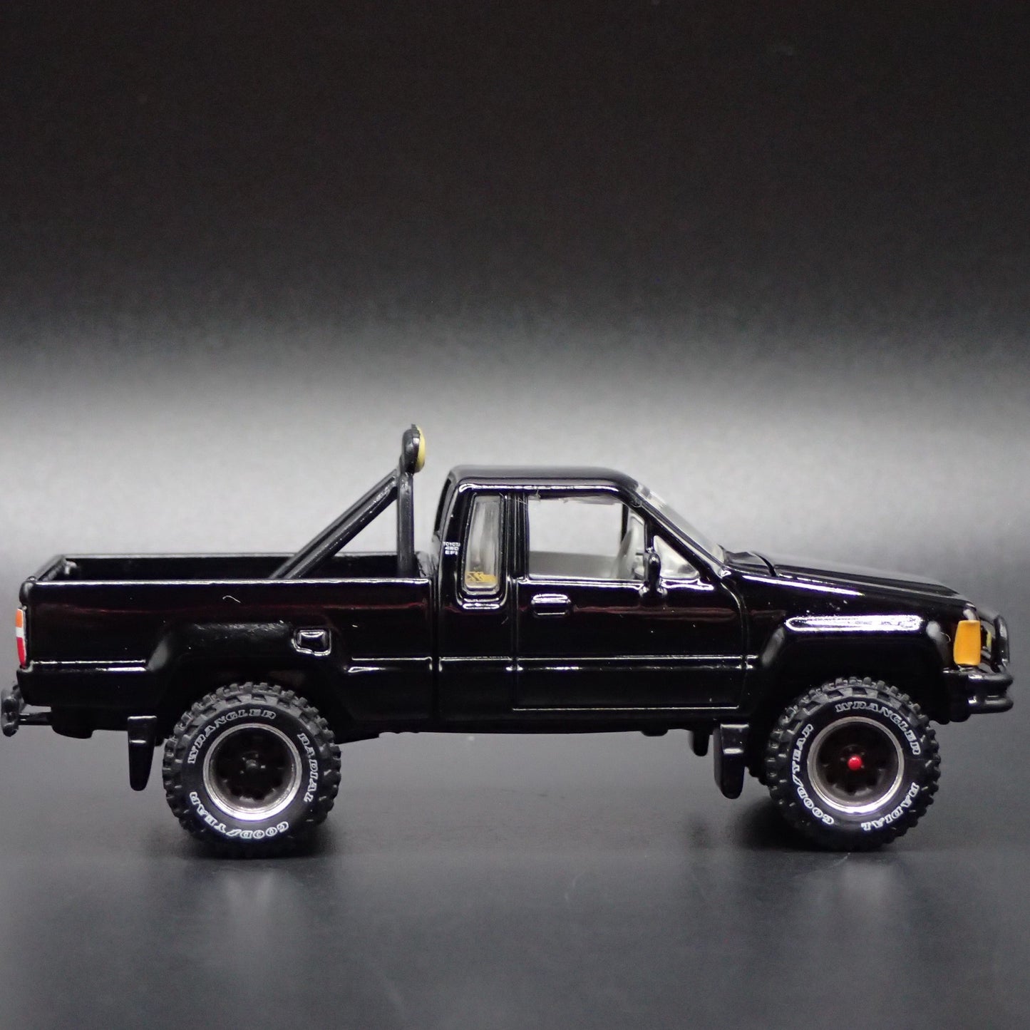 1985 85 TOYOTA SR5 PICKUP TRUCK 1/64 SCALE COLLECTIBLE DIORAMA DIECAST MODEL CAR
