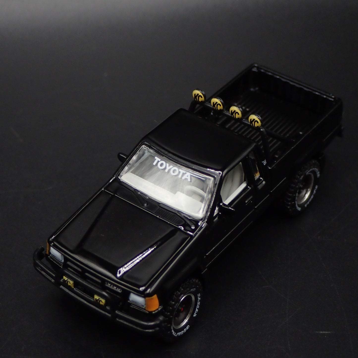 1985 85 TOYOTA SR5 PICKUP TRUCK BACK TO THE FUTURE 1/64 SCALE DIECAST MODEL CAR