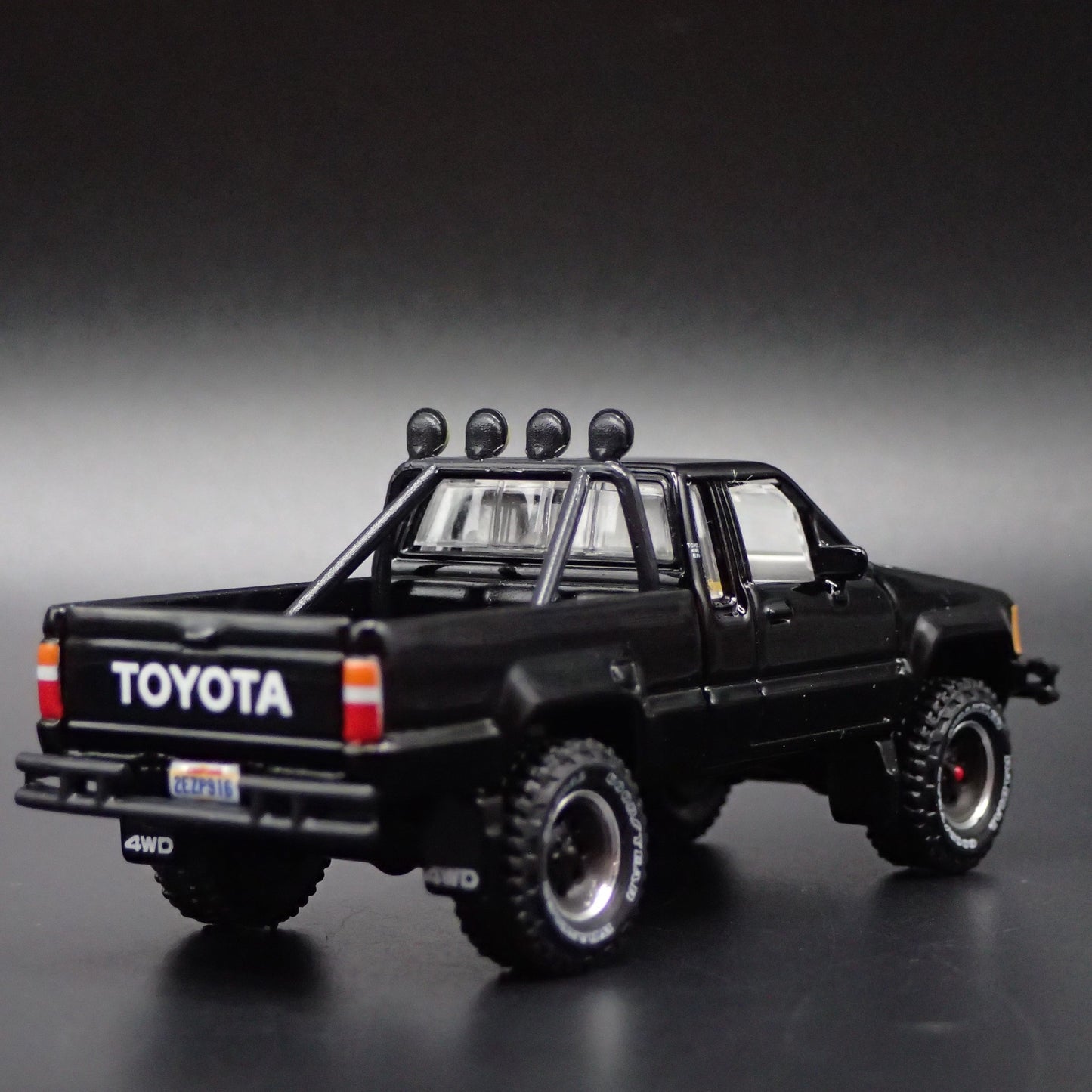 1985 85 TOYOTA SR5 PICKUP TRUCK 1/64 SCALE COLLECTIBLE DIORAMA DIECAST MODEL CAR