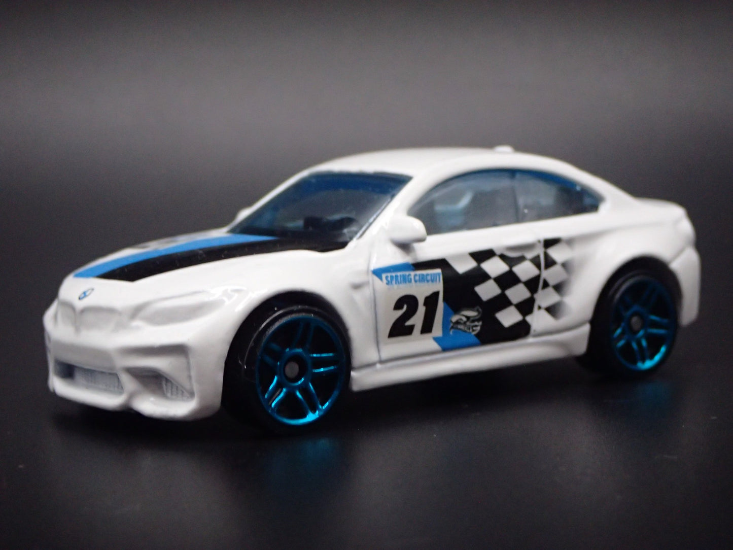 2016-2021 BMW M2 COUPE WHITE 1:64 SCALE COLLECTIBLE DIORAMA DIECAST MODEL CAR