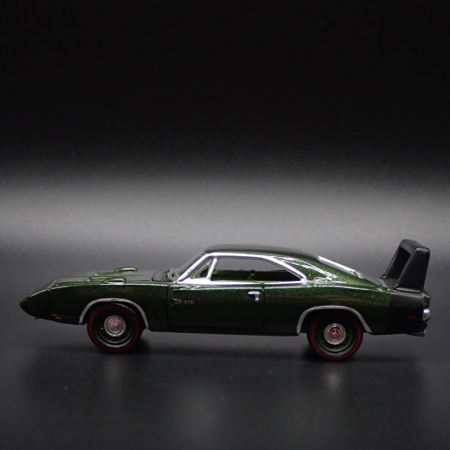 1969 69 DODGE CHARGER DAYTONA 1:64 SCALE COLLECTIBLE DIORAMA DIECAST MODEL CAR
