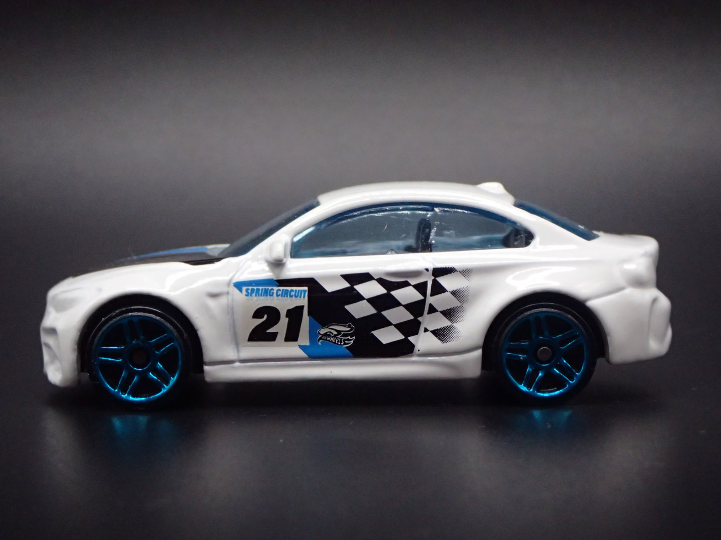 2016-2021 BMW M2 COUPE WHITE 1:64 SCALE COLLECTIBLE DIORAMA DIECAST MODEL CAR