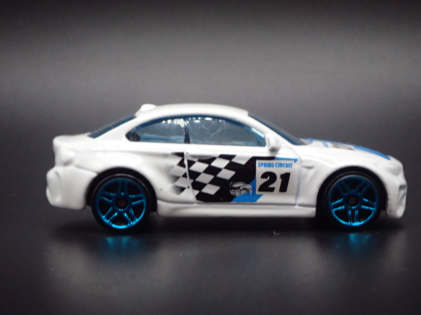 2016-2021 BMW M2 COUPE WHITE 1:64 SCALE COLLECTIBLE DIORAMA DIECAST MODEL CAR