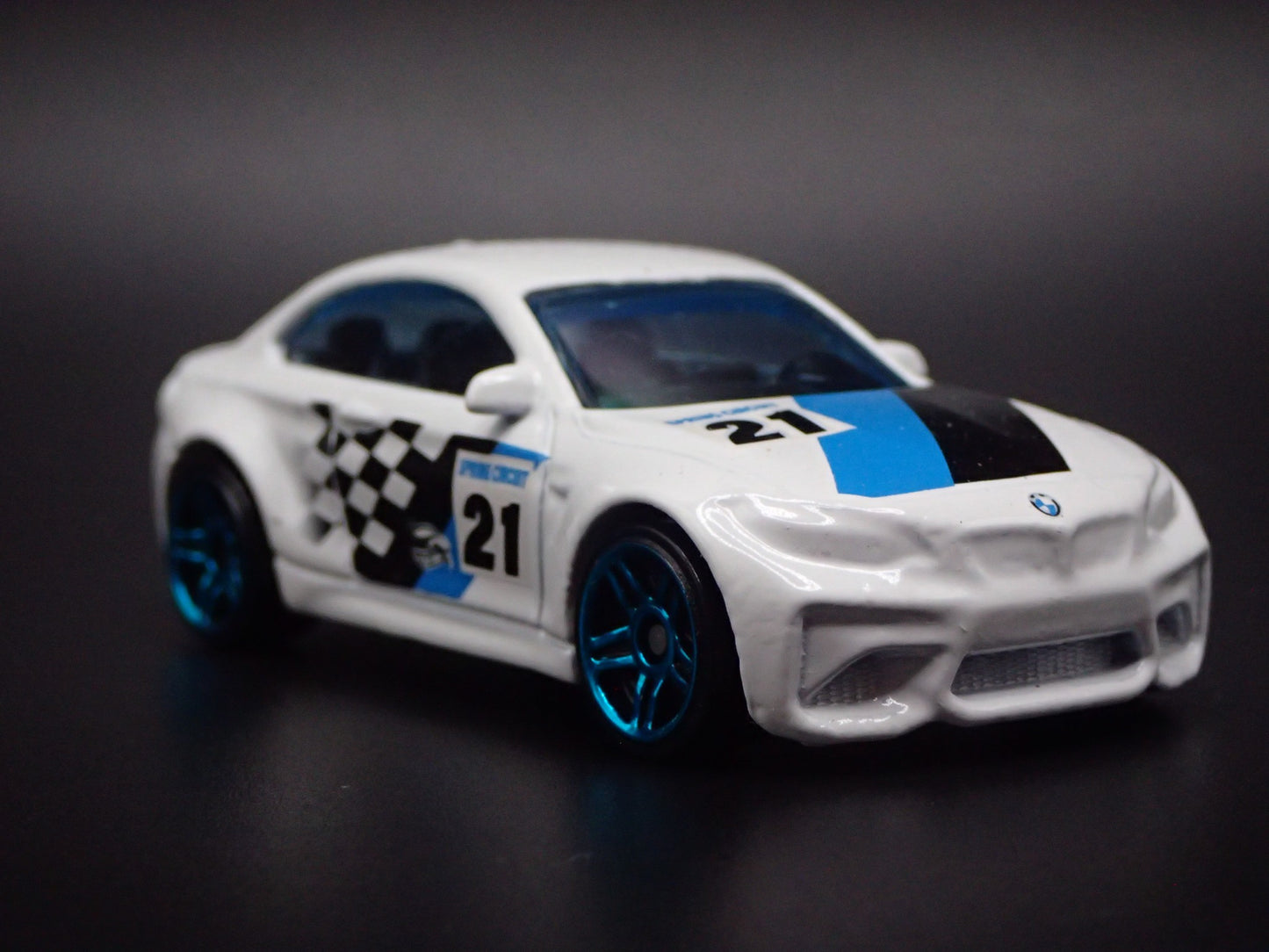 2016-2021 BMW M2 COUPE WHITE 1:64 SCALE COLLECTIBLE DIORAMA DIECAST MODEL CAR