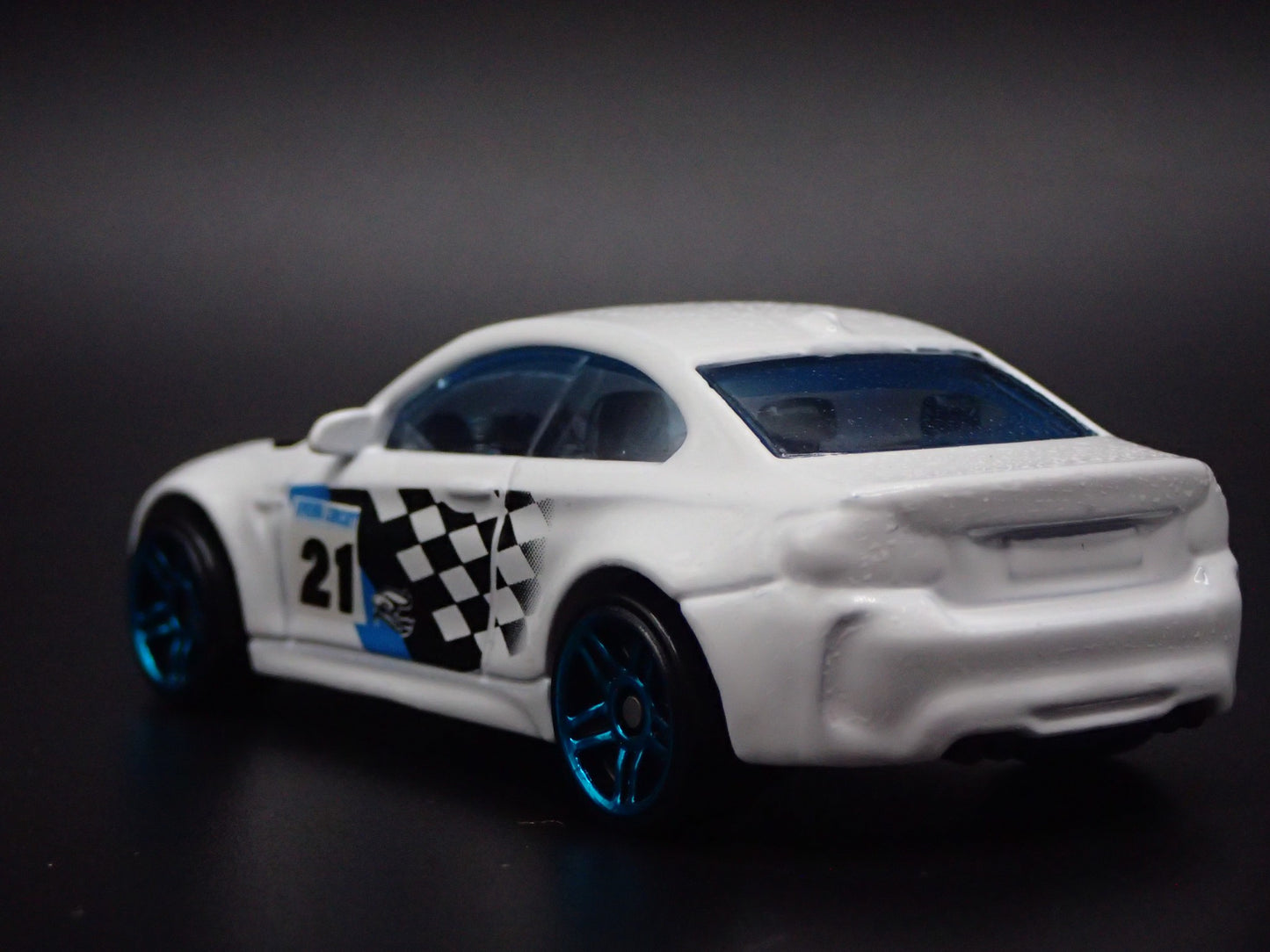 2016-2021 BMW M2 COUPE WHITE 1:64 SCALE COLLECTIBLE DIORAMA DIECAST MODEL CAR