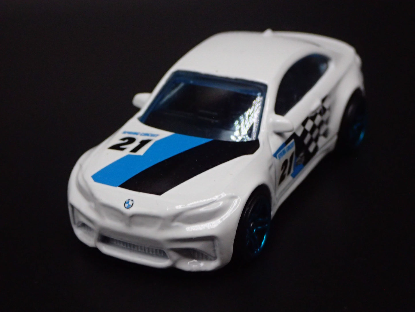 2016-2021 BMW M2 COUPE WHITE 1:64 SCALE COLLECTIBLE DIORAMA DIECAST MODEL CAR