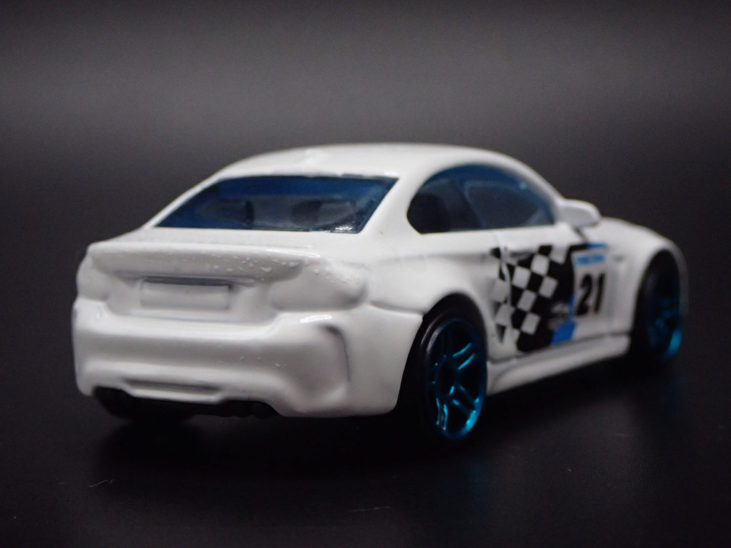 2016-2021 BMW M2 COUPE WHITE 1:64 SCALE COLLECTIBLE DIORAMA DIECAST MODEL CAR
