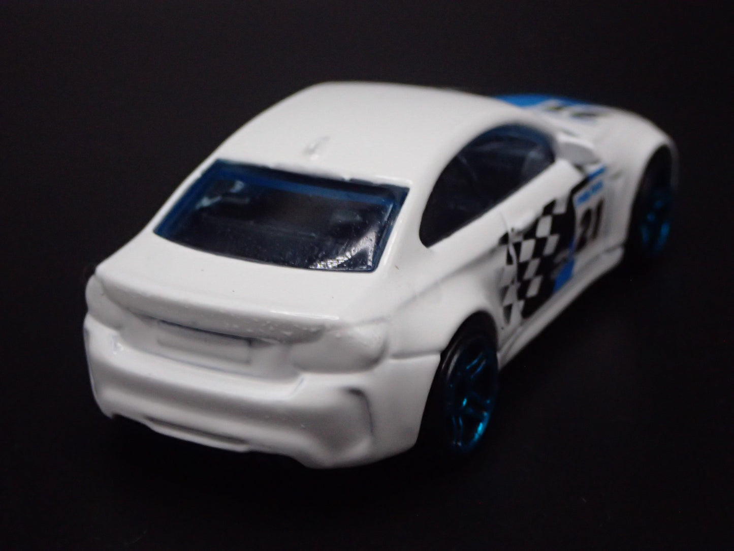 2016-2021 BMW M2 COUPE WHITE 1:64 SCALE COLLECTIBLE DIORAMA DIECAST MODEL CAR