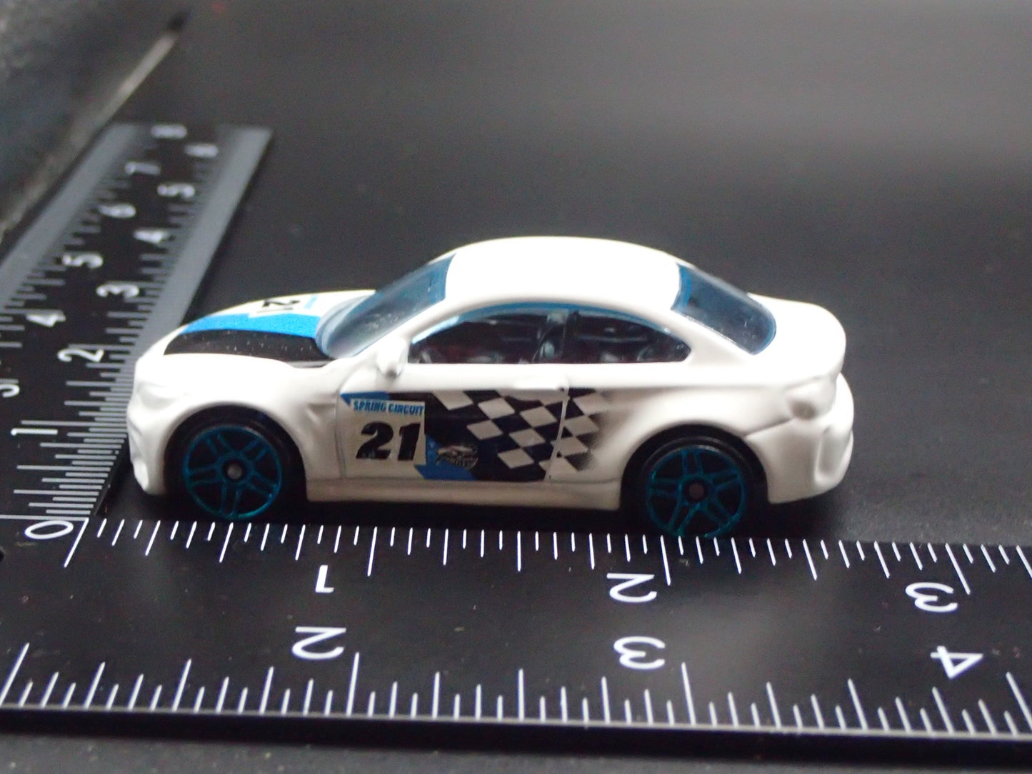 2016-2021 BMW M2 COUPE WHITE 1:64 SCALE COLLECTIBLE DIORAMA DIECAST MODEL CAR