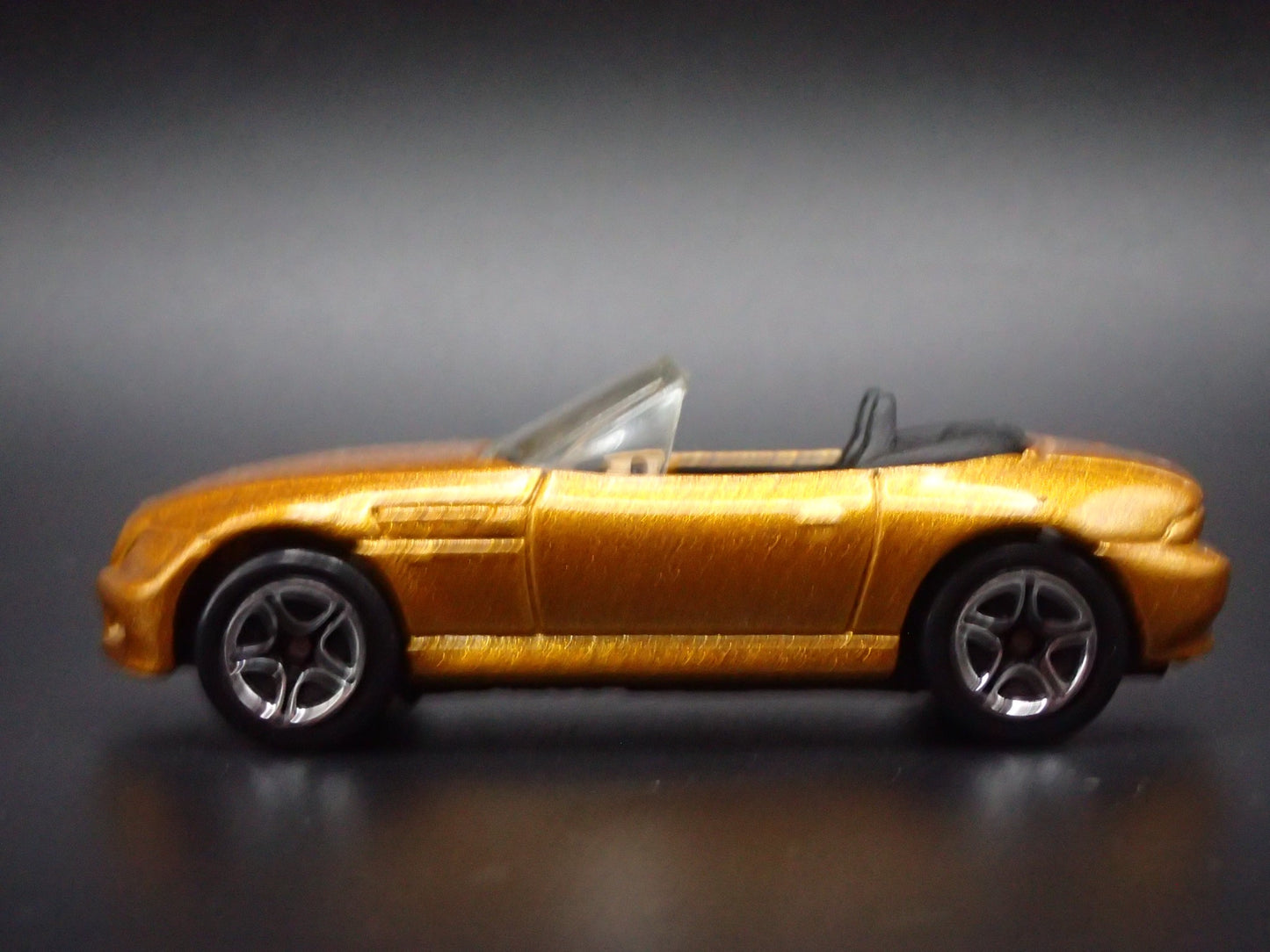 1996-2002 BMW Z3 ROADSTER CONVERTIBLE GOLD 1:64 SCALE DIORAMA DIECAST MODEL CAR