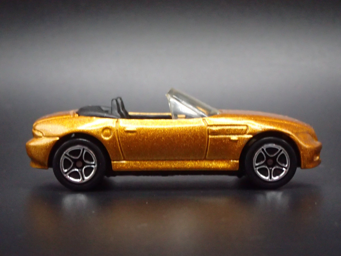 1996-2002 BMW Z3 ROADSTER CONVERTIBLE GOLD 1:64 SCALE DIORAMA DIECAST MODEL CAR
