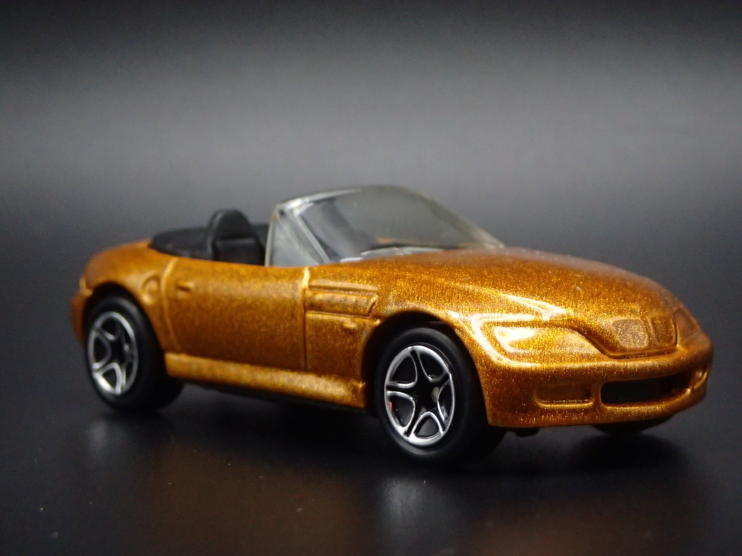 1996-2002 BMW Z3 ROADSTER CONVERTIBLE GOLD 1:64 SCALE DIORAMA DIECAST MODEL CAR