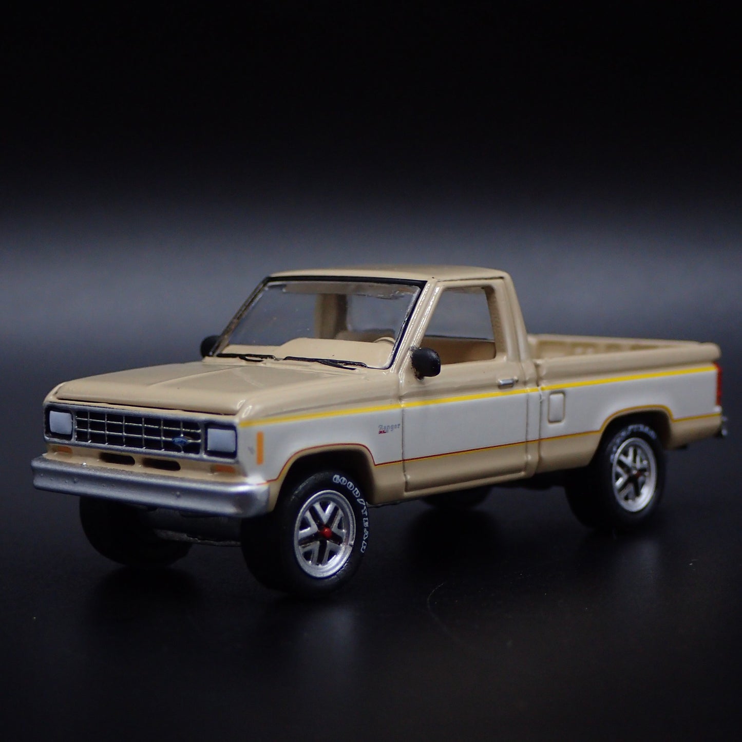 1983 83 FORD RANGER XLS PICKUP TRUCK HITCH 1:64 SCALE DIORAMA DIECAST MODEL CAR