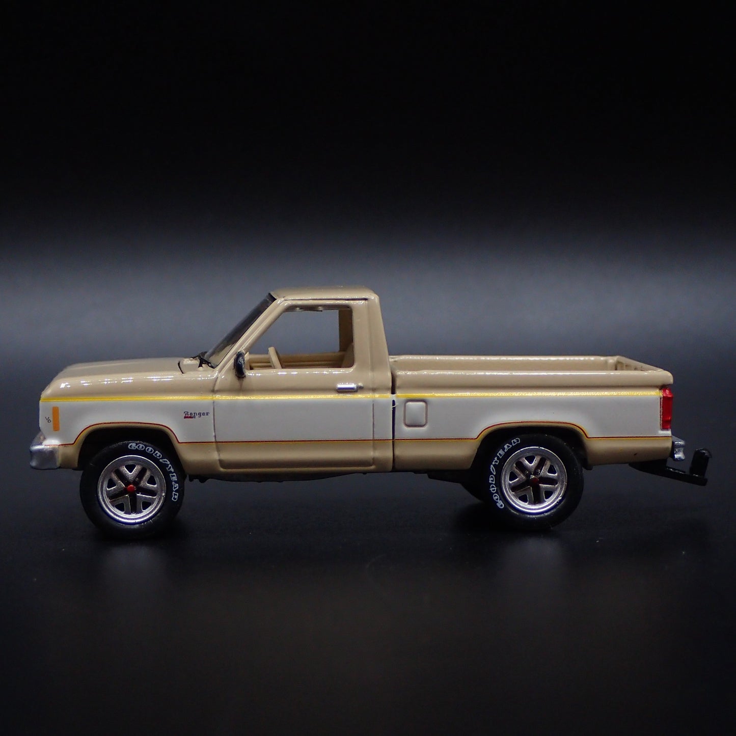 1983 83 FORD RANGER XLS PICKUP TRUCK HITCH 1:64 SCALE DIORAMA DIECAST MODEL CAR